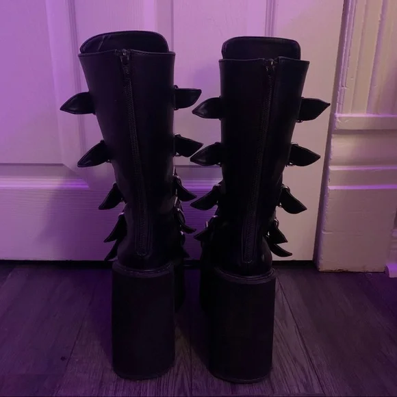 black ♡ clasp Demonias , used but in great condition! - Picture 2 of 4